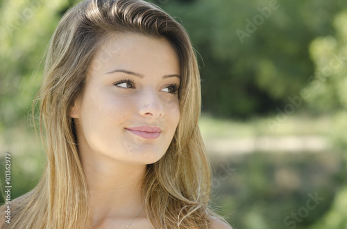 фотографія portrait d'une belle jeune fille aux cheveux blonds