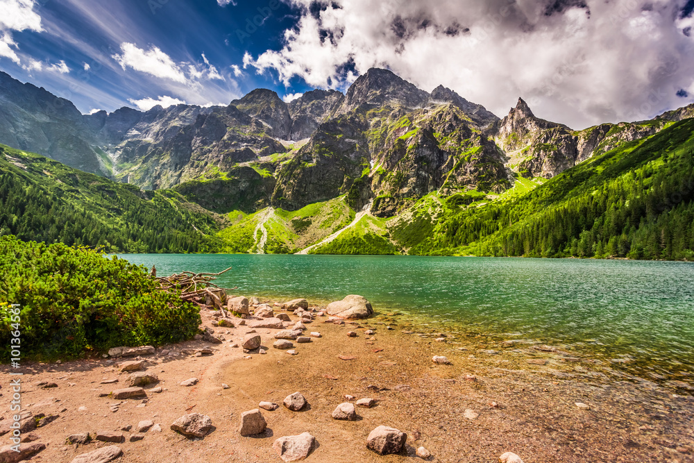 Plakat Piękny jezioro w Tatrzańskich górach przy świtem