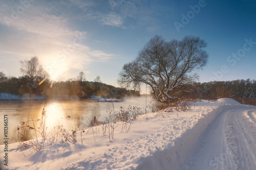 Sunny winter morning on a river © NemanTraveler