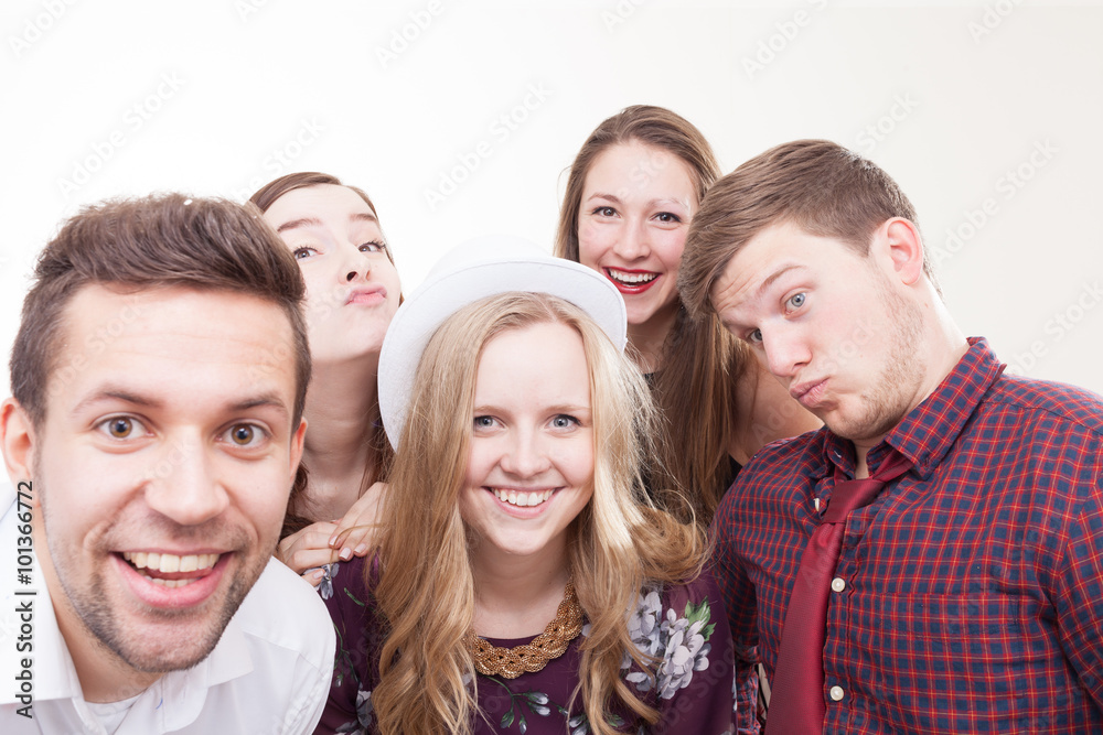 Junge Leute machen verrücktes Bild vor der Fotobox Junge Leute machen verrücktes Bild vor der Fotobox
