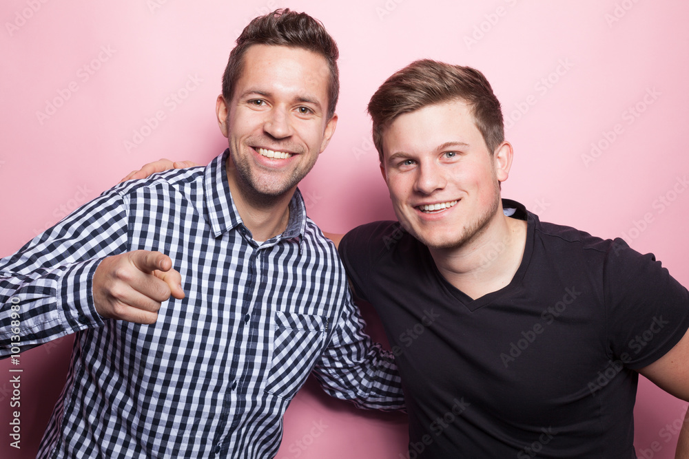 Zwei junge Männer posieren Zwei junge Männer posieren