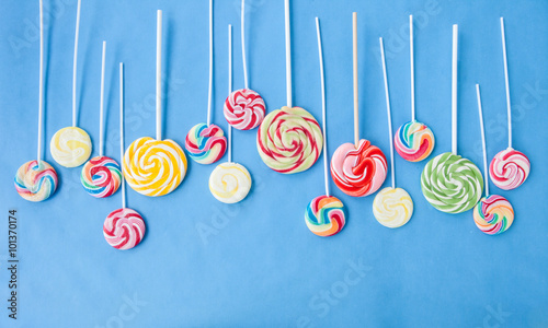 Bunte Lollis auf Blau photo
