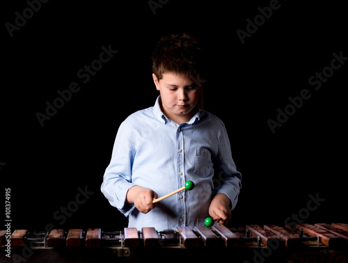 Foto Boy playing on xylophone