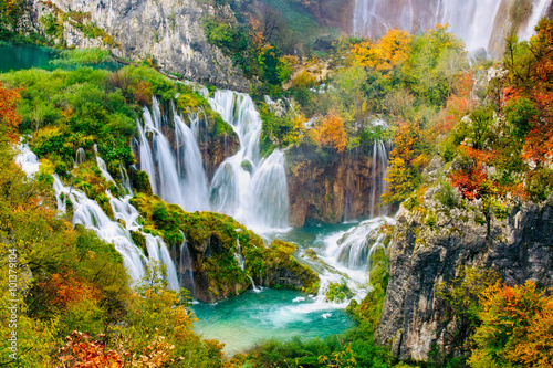 Fototapeta Naklejka Na Ścianę i Meble -  Detailed view of the beautiful waterfalls in the sunshine in Plitvice National Park, Croatia  
