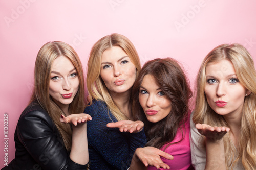 Gruppe junger Frauen macht Partyfoto