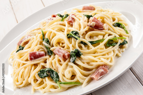 Pasta with ham and spinach