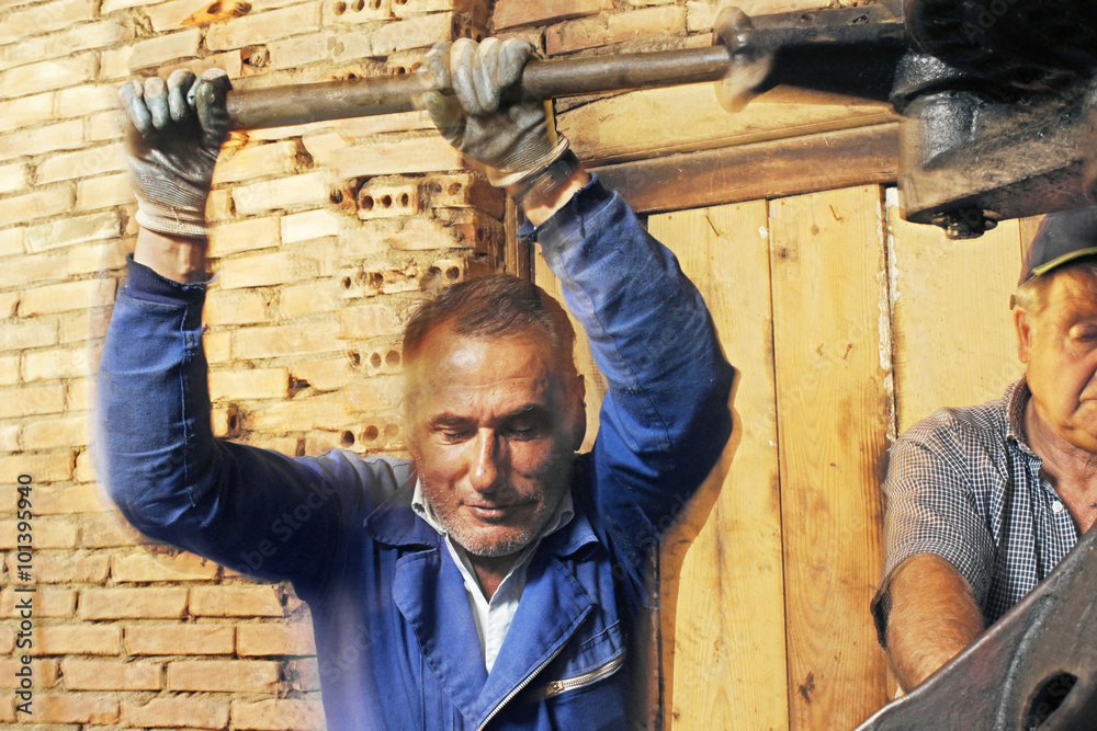 Φωτογραφία farmers making wine of grape  in traditional winepress  in  Villarejo de Orbigo,
