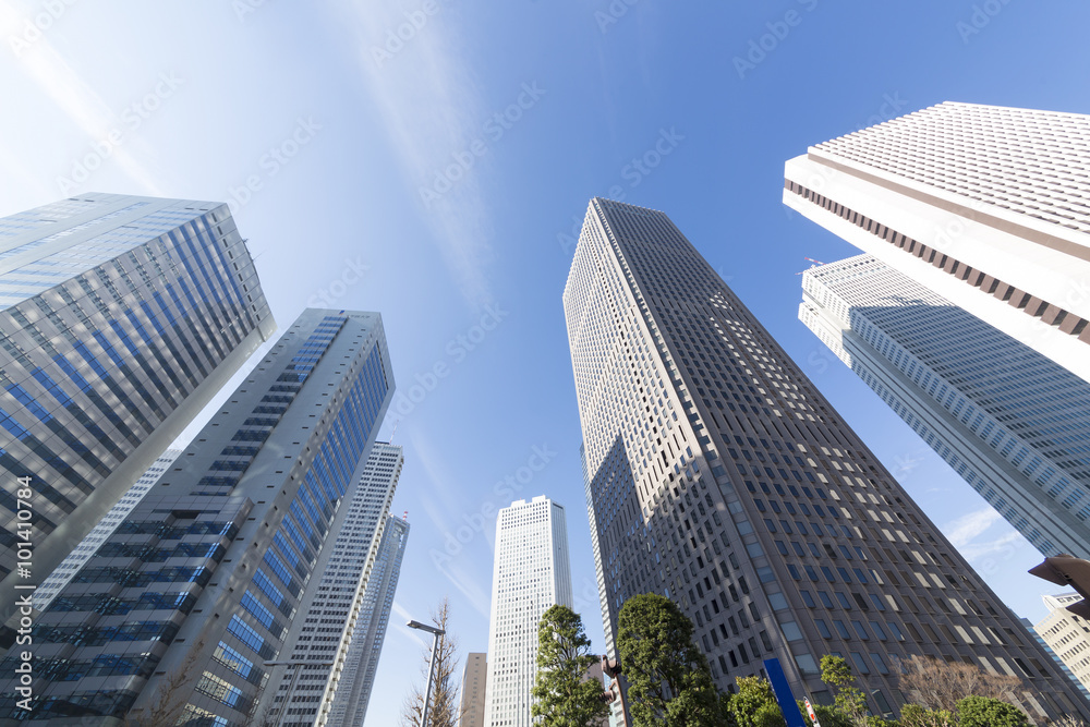 超広角で見上げる新宿高層ビル群　快晴　青空