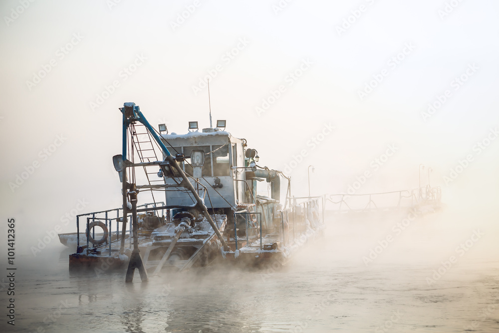 Ταπετσαρία dredge boat in the fog