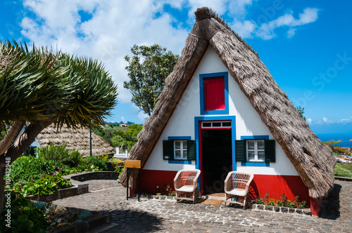 Historisches Santana Häuschen auf Madeira; Portugal photo