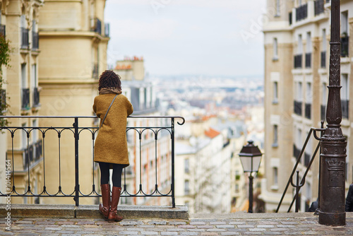 Photography Female tourist enjoying city view on a street of Montmartre