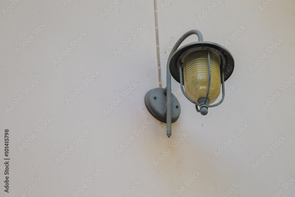 Foto The old lantern hanging on a wall