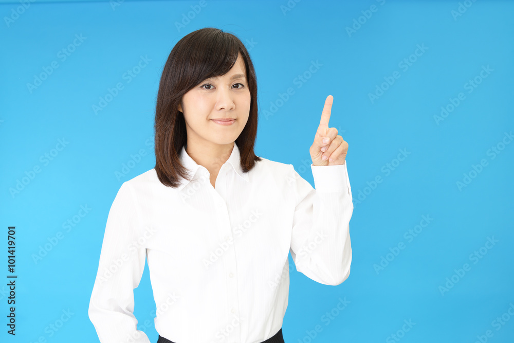 指示する笑顔の女性 指示する笑顔の女性
