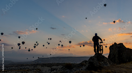 bisiklet gezisi ve gündoğumunda balonları izlemek photo