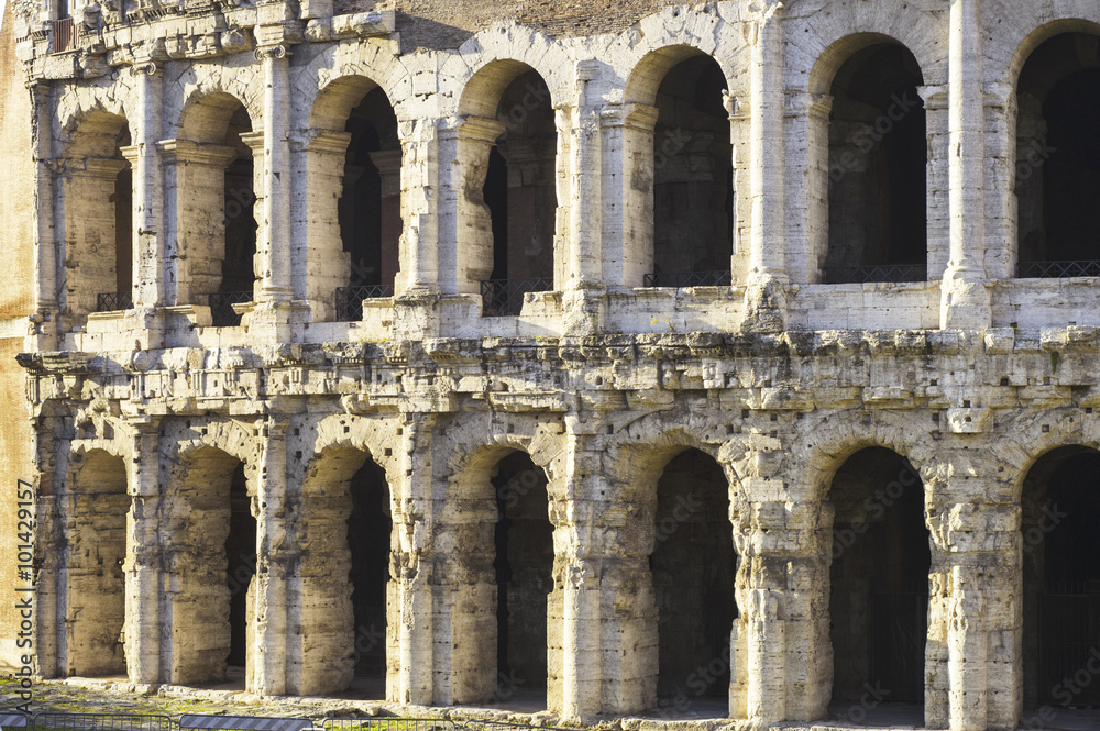 particolare del teatro marcello a Roma anfiteatro romano