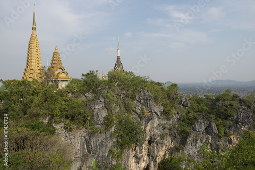 Pagodas doradas en el Templo Phnom Sampeau en lo alto de una monta  a. Battambang  Camboya