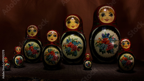 Bambole russe fotografate su base in legno photo