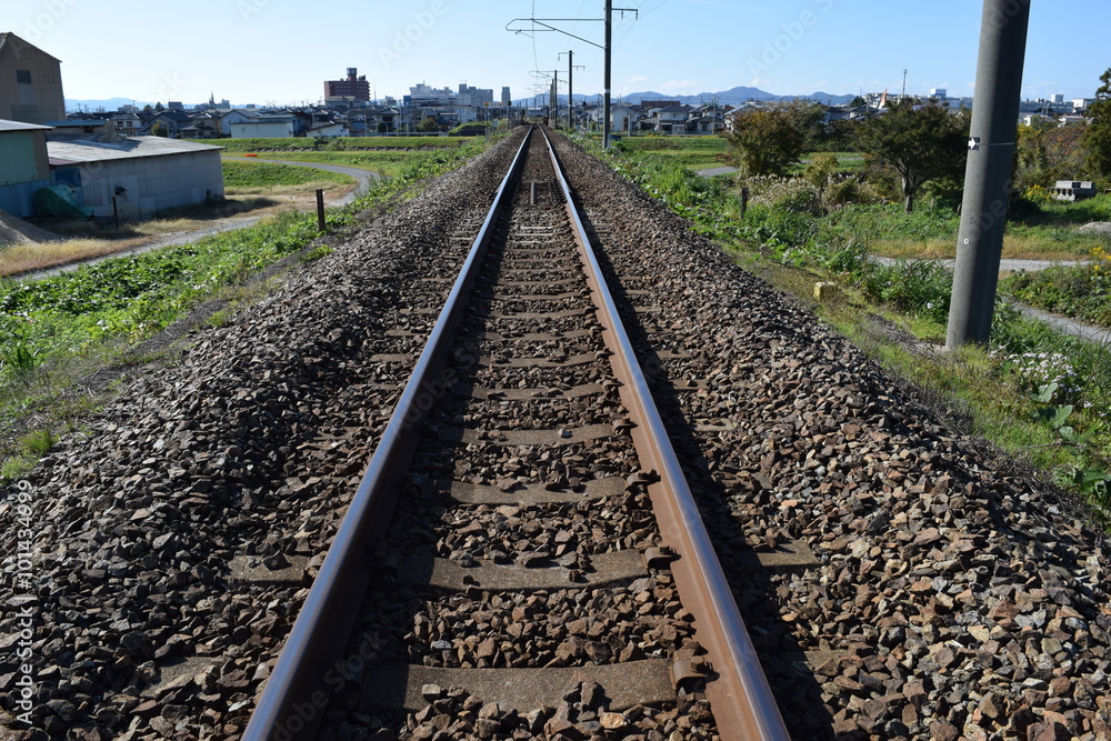 Fototapeta premium 線路（鉄橋付近）／山形県の庄内地方で羽越本線の線路（単線）を撮影したローカルイメージの写真です。赤川（一級河川）に架かる鉄橋付近で撮影した写真になります。