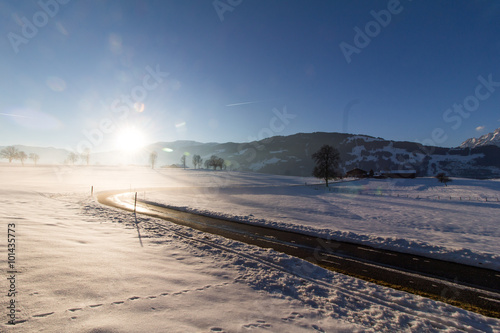 Winterlandschaft mit Straße, Sonnenuntergang