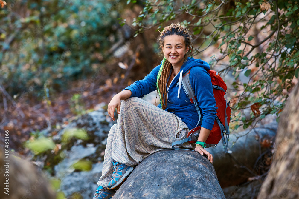 Obraz premium woman hiking in beautiful forest