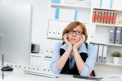 frustrierte angestellte am büro
