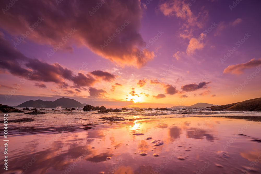 Obraz premium Low tide sunrise from Rawai south Phuket Thailand