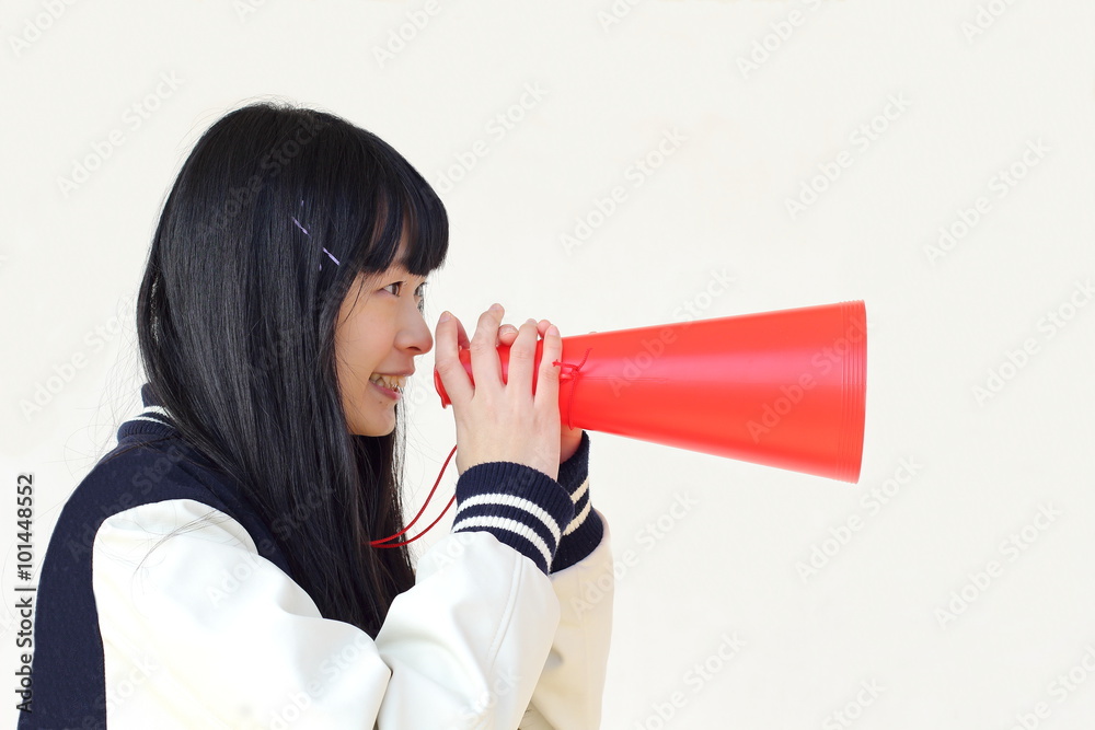 メガホンを持って応援する学生
メガホンを持って応援する学生