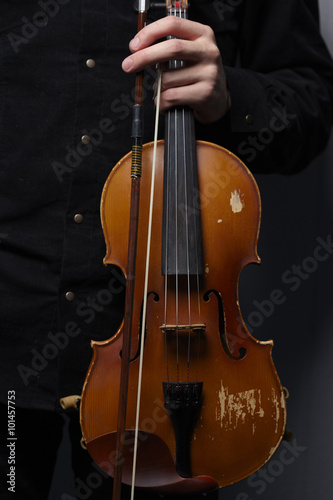 playing the violin close-up