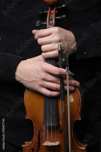 playing the violin close-up