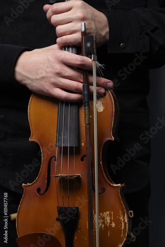 playing the violin close-up