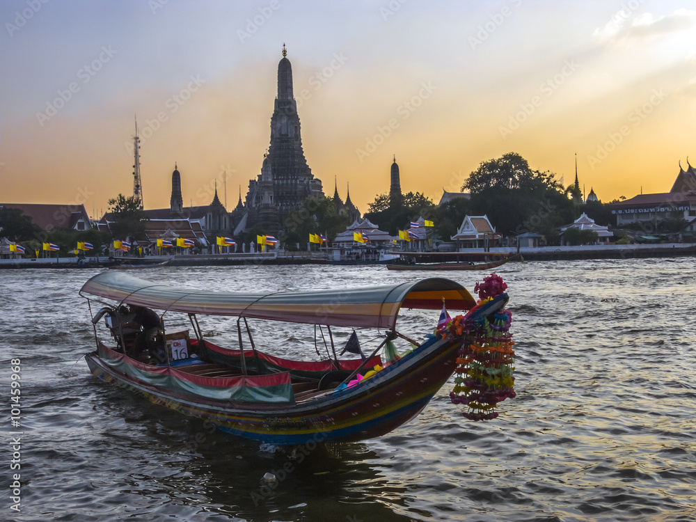 Fotografie Longtailboot vor Wat Arun in der Abenddämmerung