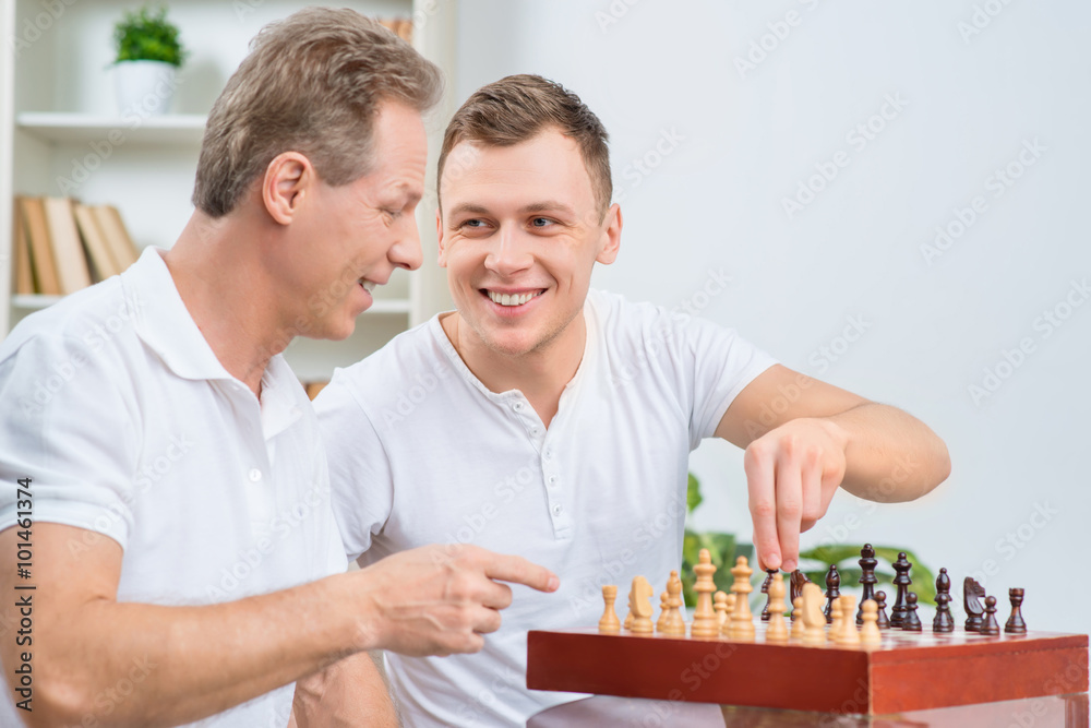 Ταπετσαρία Father and his adult son playing chess