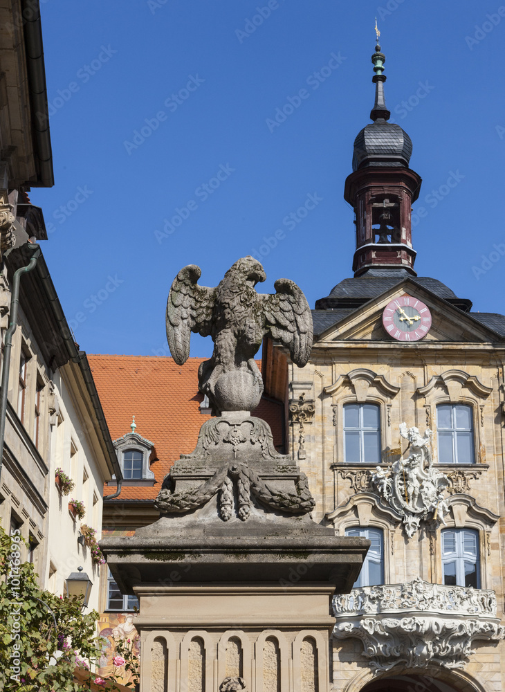 Adlerfigur auf einem Brunnen, hinten Altes Rathaus in der Regnitz in Bamberg, Obere Brücke