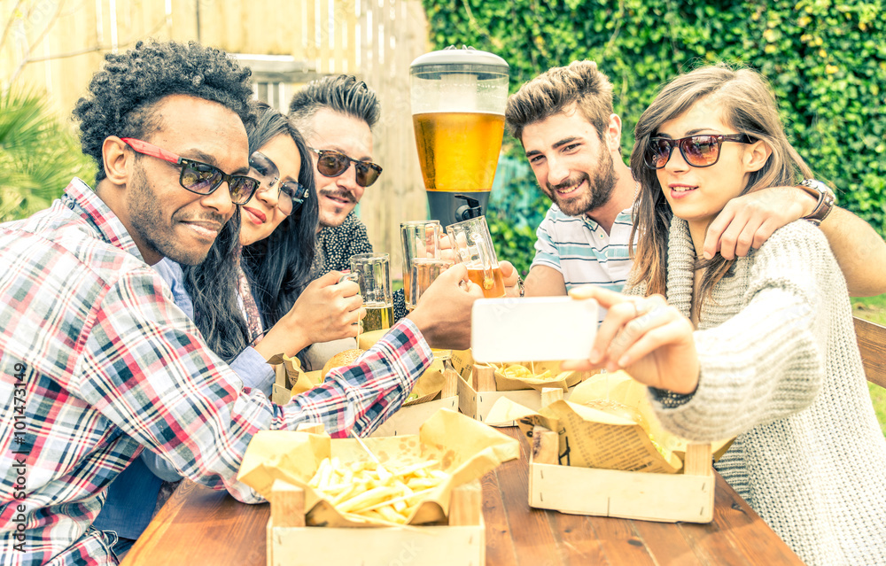 Fotografie Friends taking selfie in a restaurant