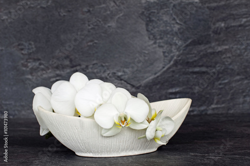Fototapeta Naklejka Na Ścianę i Meble -  Weisse Orchideen in einer Schale,