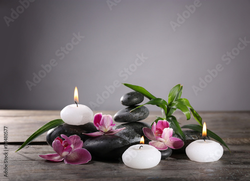 Fototapeta Naklejka Na Ścianę i Meble -  Spa still life with beautiful flower and candlelight on grey background