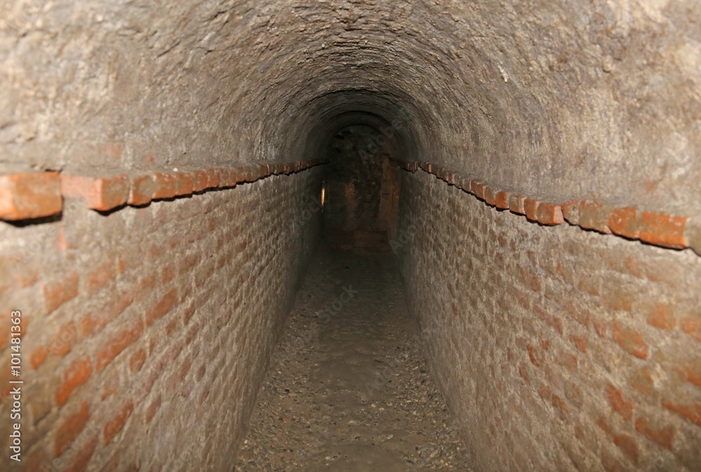 Φωτογραφία brick tunnel of a secret underground passage