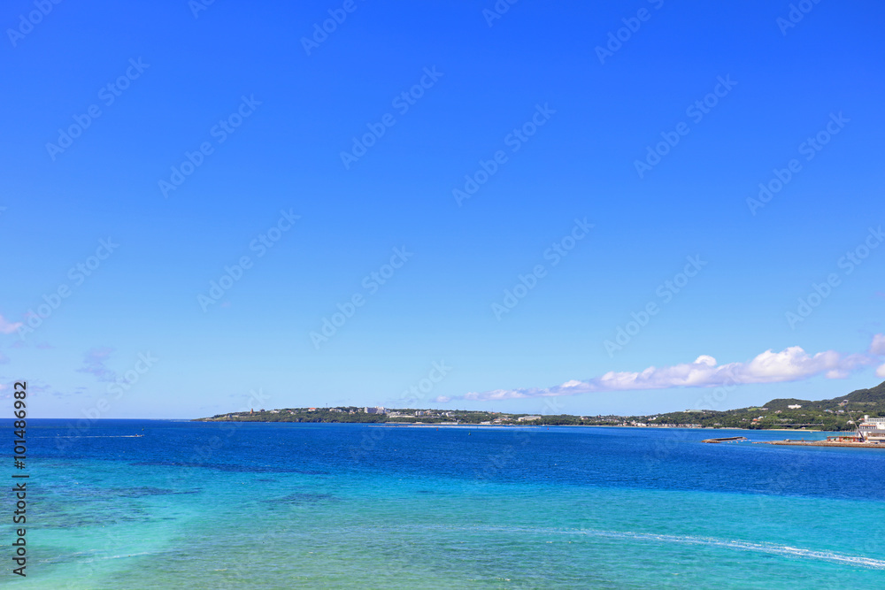 南国沖縄の綺麗な珊瑚の海と夏空 南国沖縄の綺麗な珊瑚の海と夏空