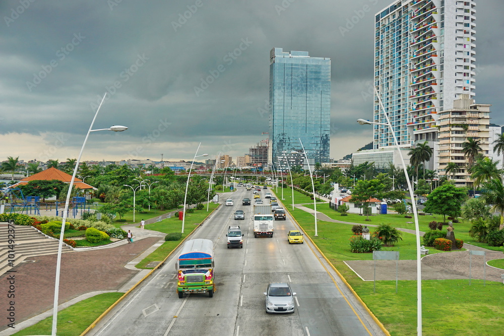 Φωτογραφία Cars and trucks on the highway in Panama City