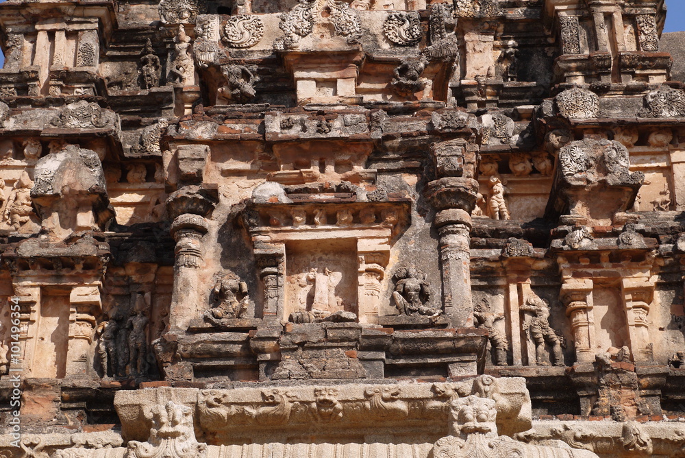 Фасад храма с каменными статуями 