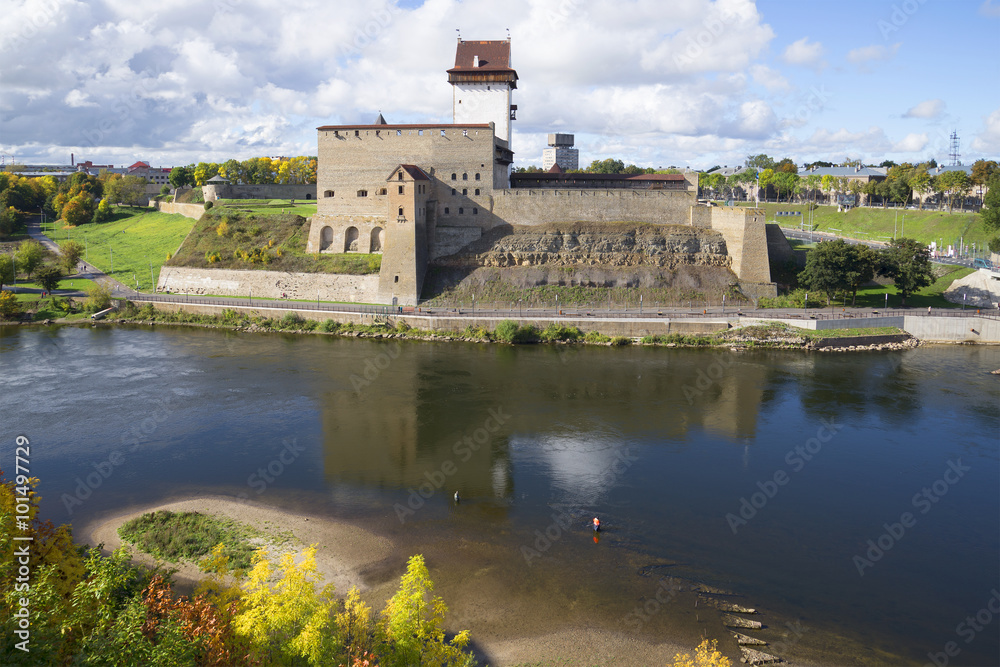 Вид на замок Германа солнечным сентябрьским днем. Нарва, Эстония