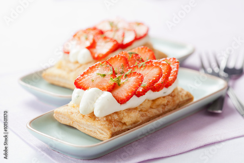 Puff pastry tarts with cream and strawberries