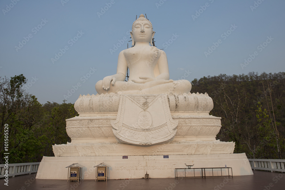 Fototapeta premium Buda sentado de piedra blanca en el Wat Moe Yen (Temple on the Hill). Pai, Tailandia