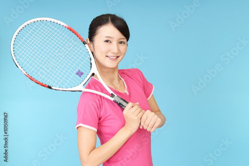 テニスラケットを持つ女性 © Liza5450