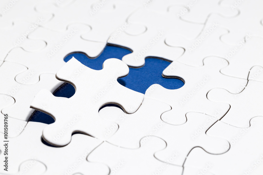 Puzzle Teil auf blauen Untergrund Puzzle Teil auf blauen Untergrund