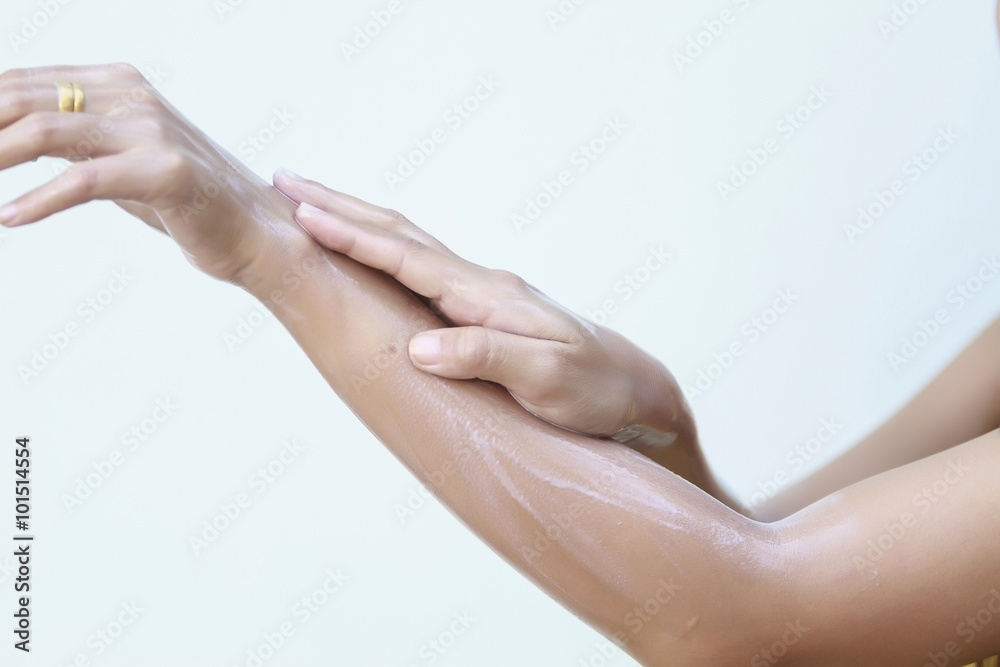 Fototapeta premium A beautiful woman asia using a skin care product, moisturizer or lotion and Skincare taking care of her dry complexion. Moisturizing cream in female hands 