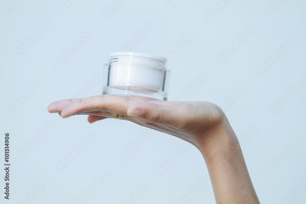 Φωτογραφία A beautiful woman asia using a skin care product, moisturizer or lotion and Skincare taking care of her dry complexion