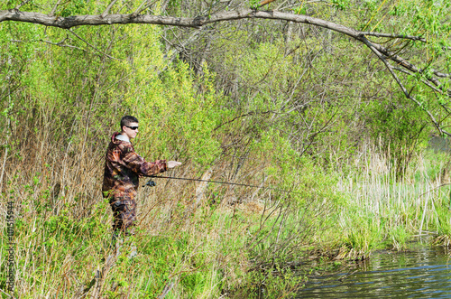 Foto The fisherman catches a fish on spinning