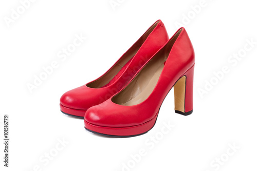 Zapatos Rojos de mujer taco altos sobre fondo blanco aislado. Vista de frente