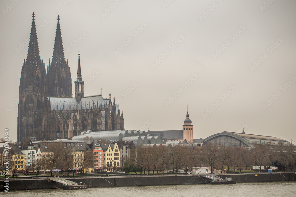Kölner Skyline mit Dom und Hauptbahnhof an einem tristen Wintertag